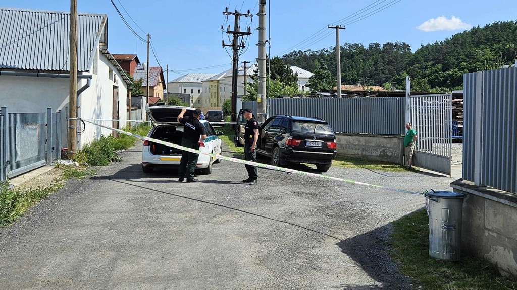 Držali ho hodinu pripútaného k plotu. 