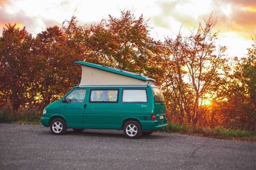 Žena skončila s karavanom pod hladinou štrkoviska