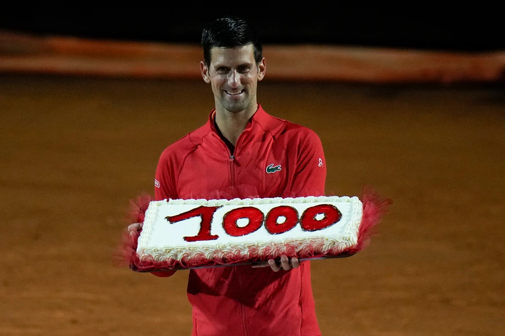 Srbský tenista Novak Djokovič drží tortu s číslicou tisíc