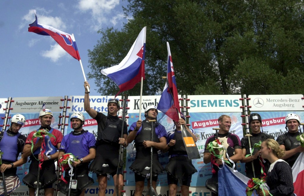 Slovenská hliadka singlistov v zložení Michal Martikán, Alexander Slafkovský, Juraj Minčík vystúpila na svetovom šampionáte slalomárov na divokej vode v nemeckom Augsburgu 2003 na najvyšší zlatý stupienok