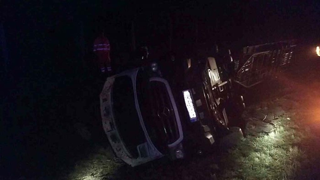 Prevrátená dodávka pri obci Sekule.