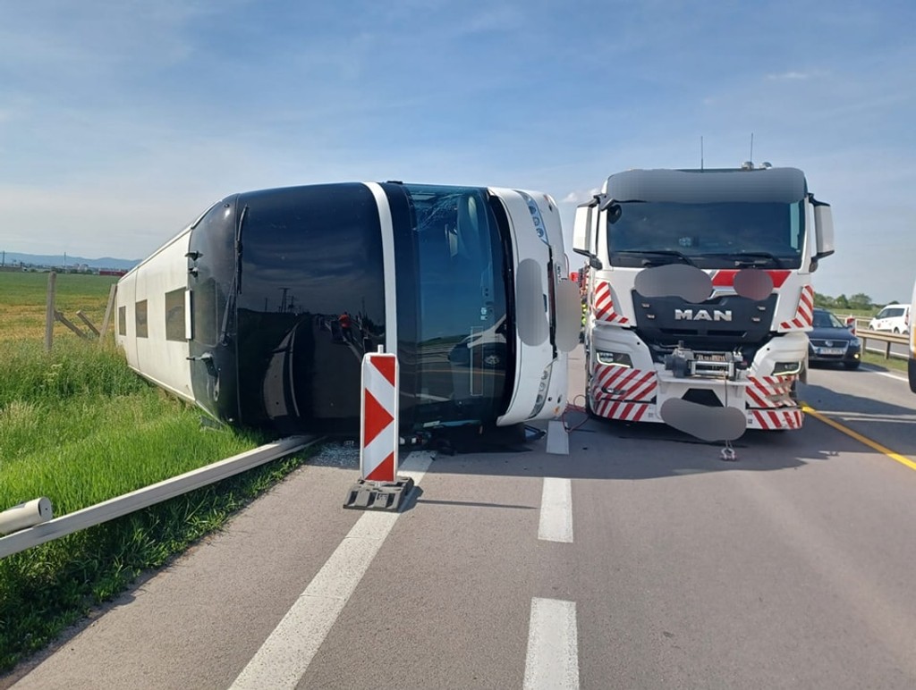 Prevrátený autobus.