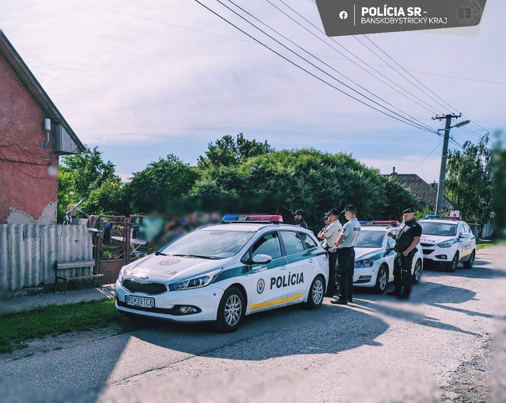 Policajti zasahovali pri hromadnej bitke v obci Jesenské.