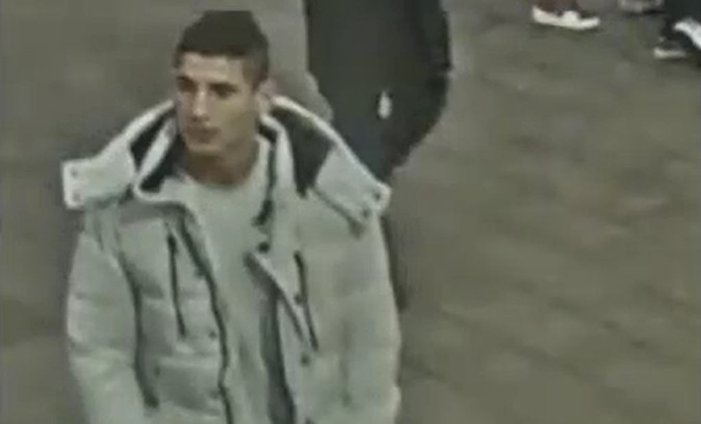 Na snímke je mladík, po ktorom pátra polícia.