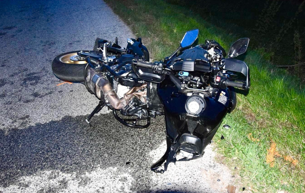 Zničená motorka po zrážke s osobným autom pri Topoľčanoch.
