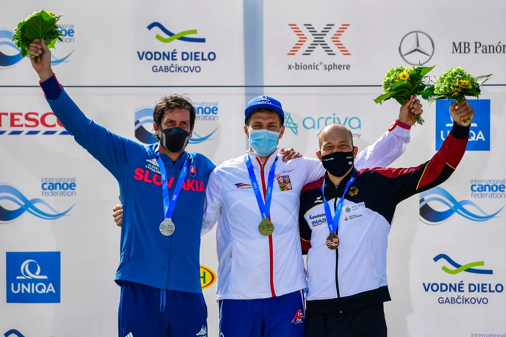 Alexander Slafkovský (vľavo) na pódiu po zisku striebornej medaily na majstrovstvách sveta v Areáli vodných športov Divoká voda v bratislavskom Čunove 26. septembra 2021