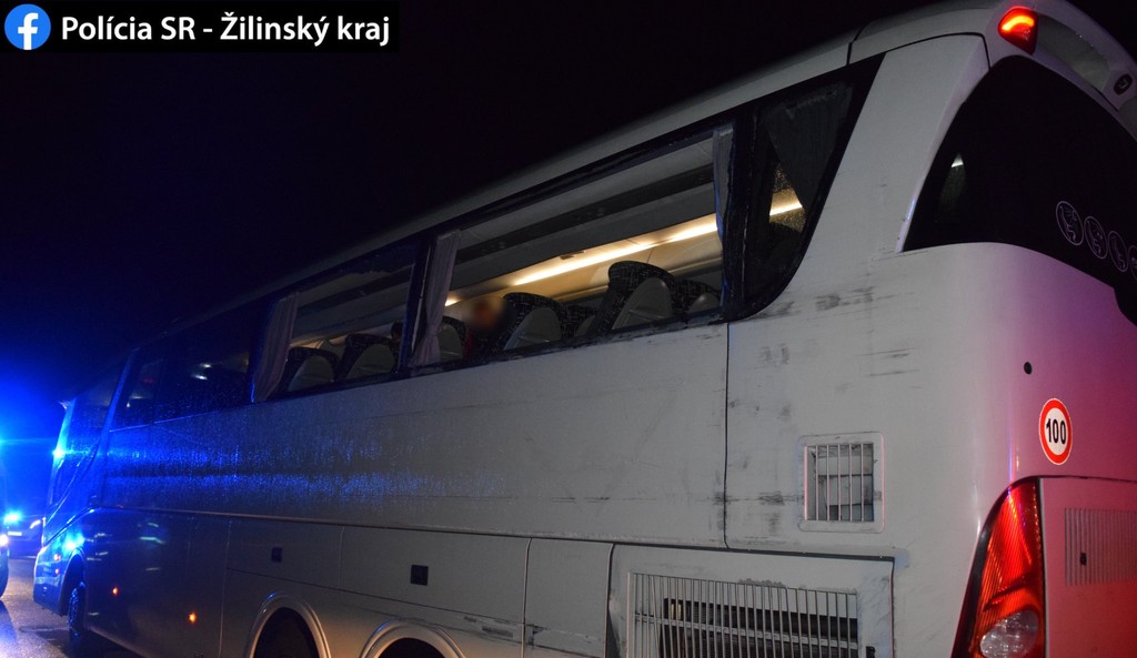 Zrážka autobusu s kamiónom.