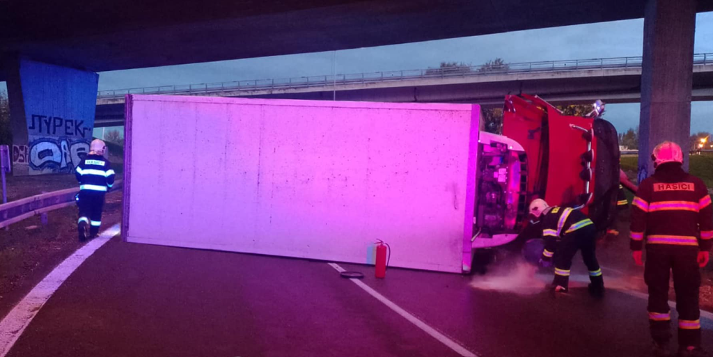 Prevrátené nákladné vozidlo na zjazde z Prístavného mosta.