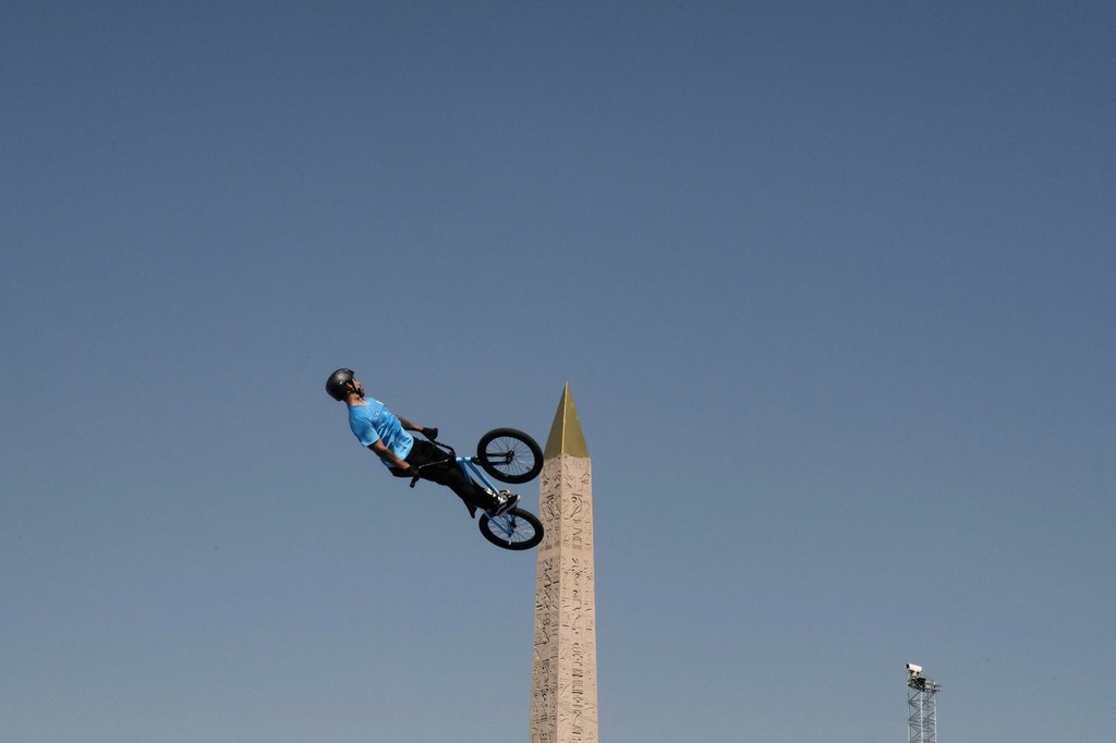 Torres akoby na bicykli vyliezol na bok obelisku na námestí Place de la Concorde