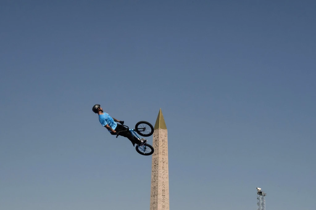Torres akoby na bicykli vyliezol na bok obelisku na námestí Place de la Concorde