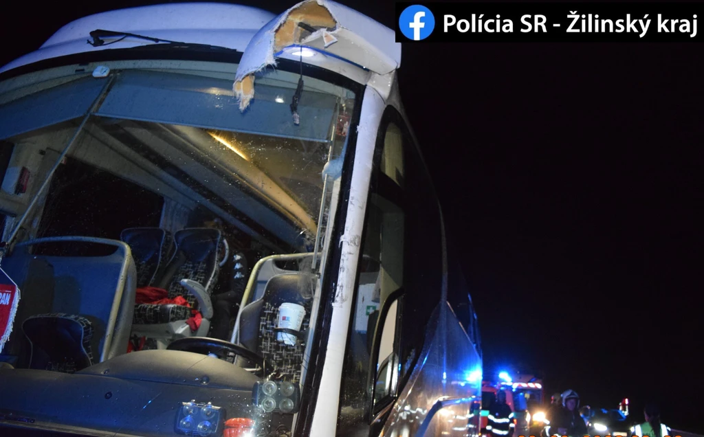 Zrážka autobusu s kamiónom.