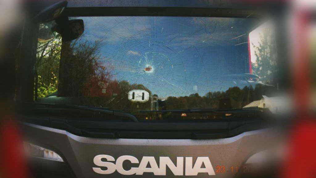 Kovová tyč prerazila čelné sklo kamióna 
