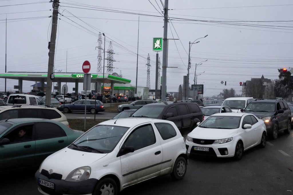 vodiči čakajú v radoch pred čerpacou stanicou v Kyjeve