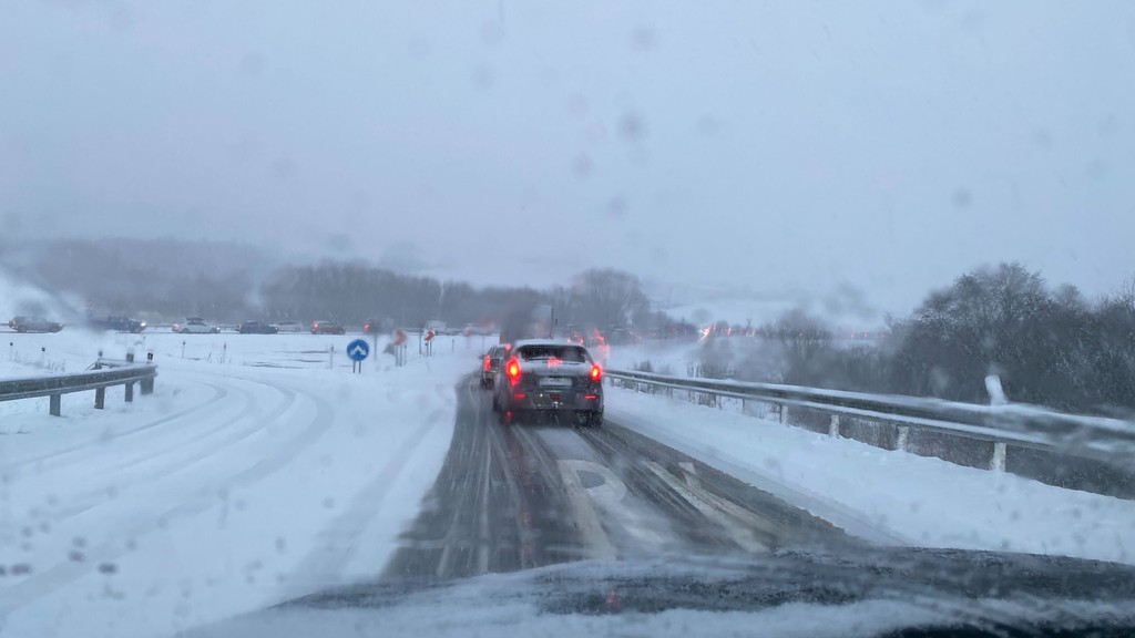 Na cestách je zlá dopravná situácia.