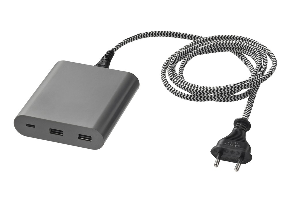 USB nabíjačka ÅSKSTORM 40 W v tmavosivej farbe s číslom výrobku 50461193. 