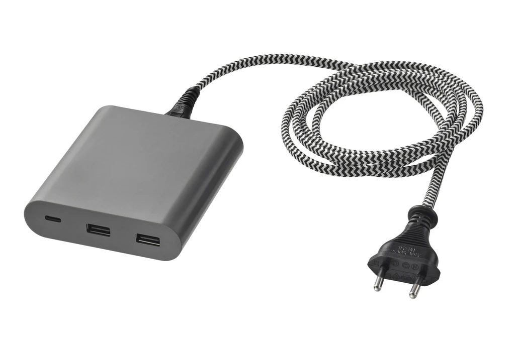 USB nabíjačka ÅSKSTORM 40 W v tmavosivej farbe s číslom výrobku 50461193. 