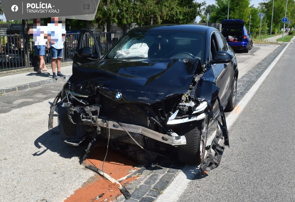 Pri nehode v Dunajskej Strede sa zranilo šesť osôb. 