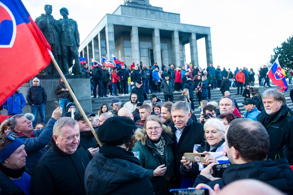 Robert Fico sa fotí s účastníkmi zhromaždenia.