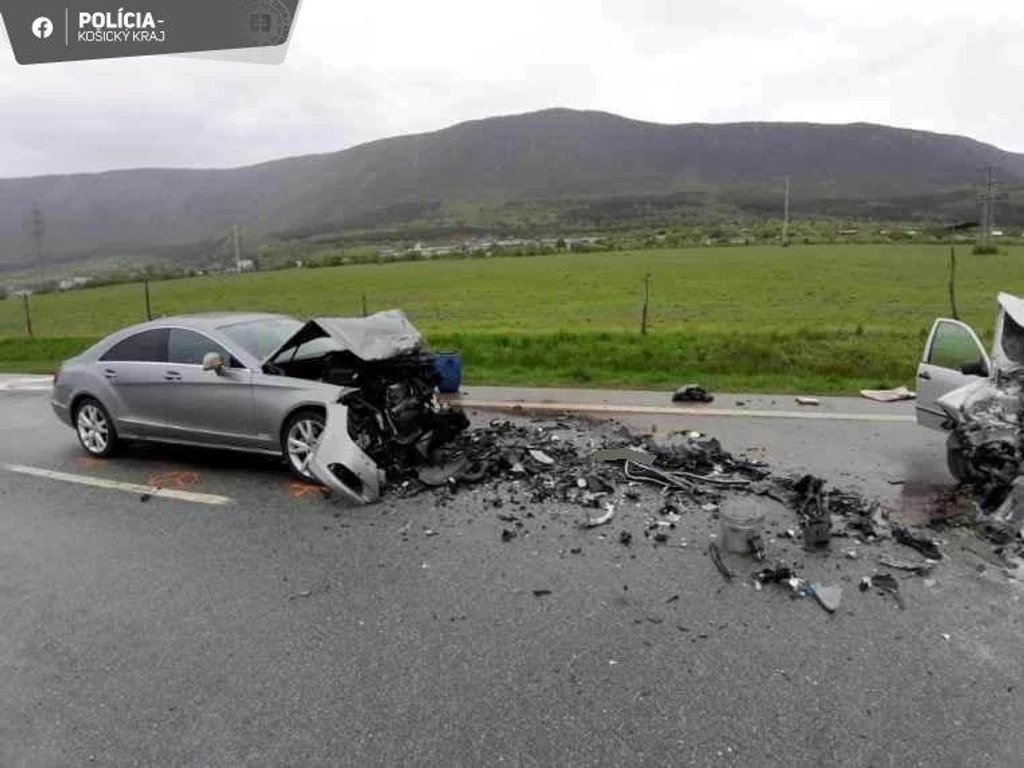 Rozbitý mercedes po zrážke so ďalším autom.