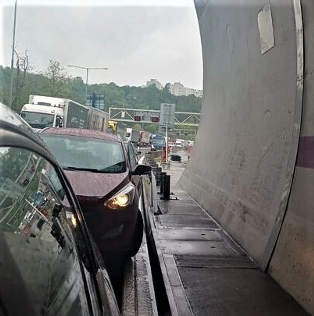 Kolóna pred tunelom Sitina vznikajúca kvôli dopravnej nehode.