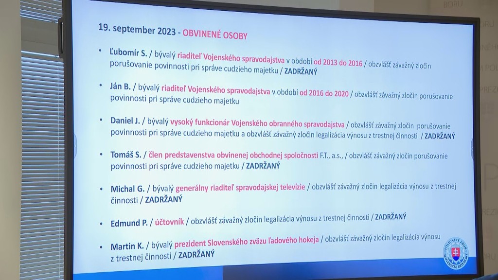 Na snímke obvinení a zadržaní počas akcie NAKA Vírus.