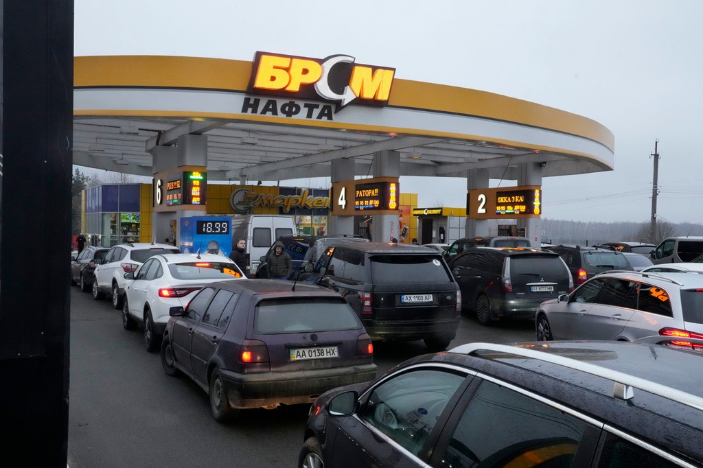 Vodiči čakajú v radoch pred čerpacou stanicou v Kyjeve