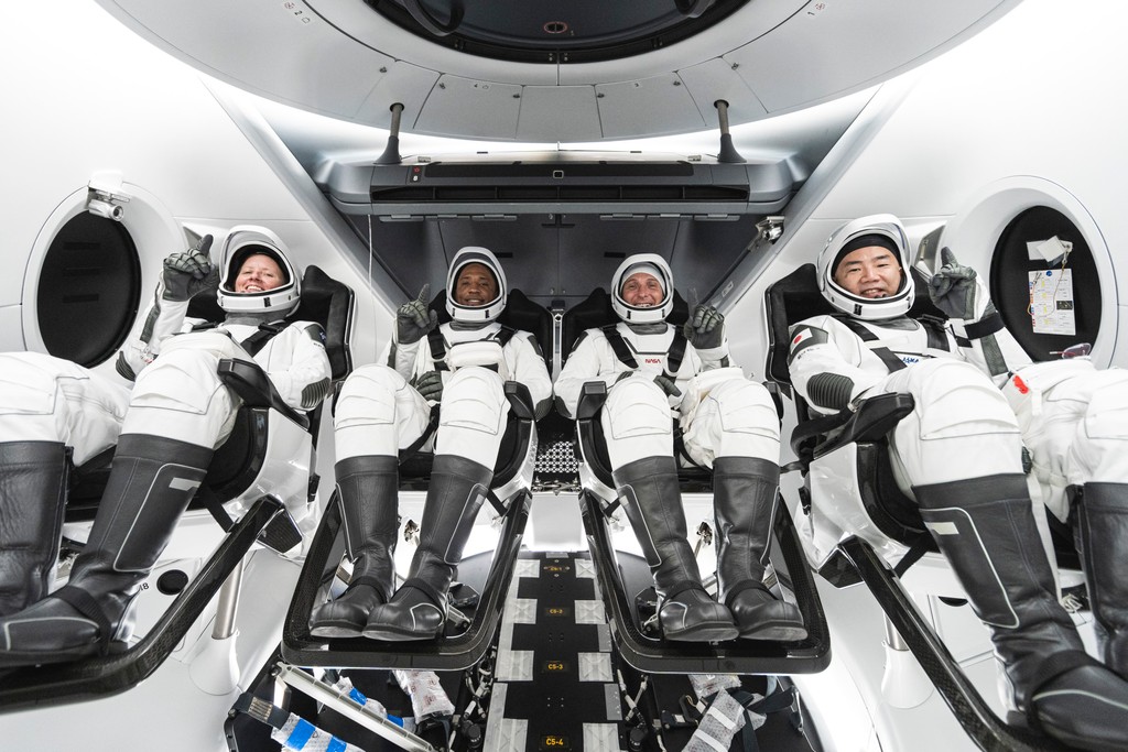 Astronauti NASA, ktorí tvoria posádku misie NASA Crew-1 - v kozmickej lodi Crew Dragon 