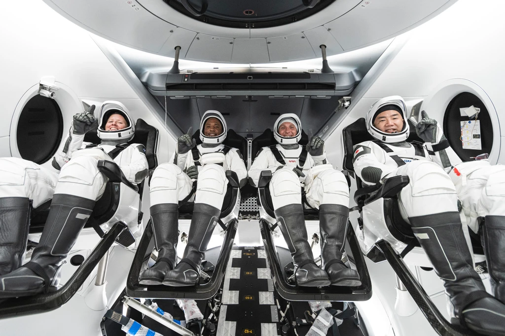 Astronauti NASA, ktorí tvoria posádku misie NASA Crew-1 - v kozmickej lodi Crew Dragon 