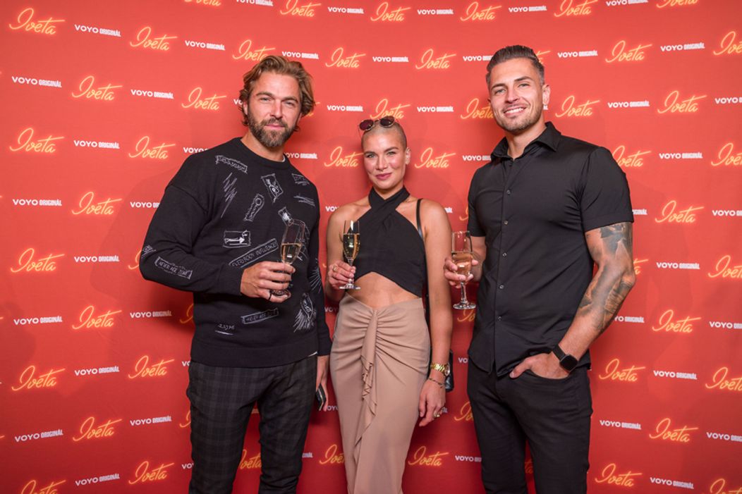 Tomáš Weimann, Žaneta Skružná a Matěj Quitt na premiére druhej série Voyo Originálu Iveta