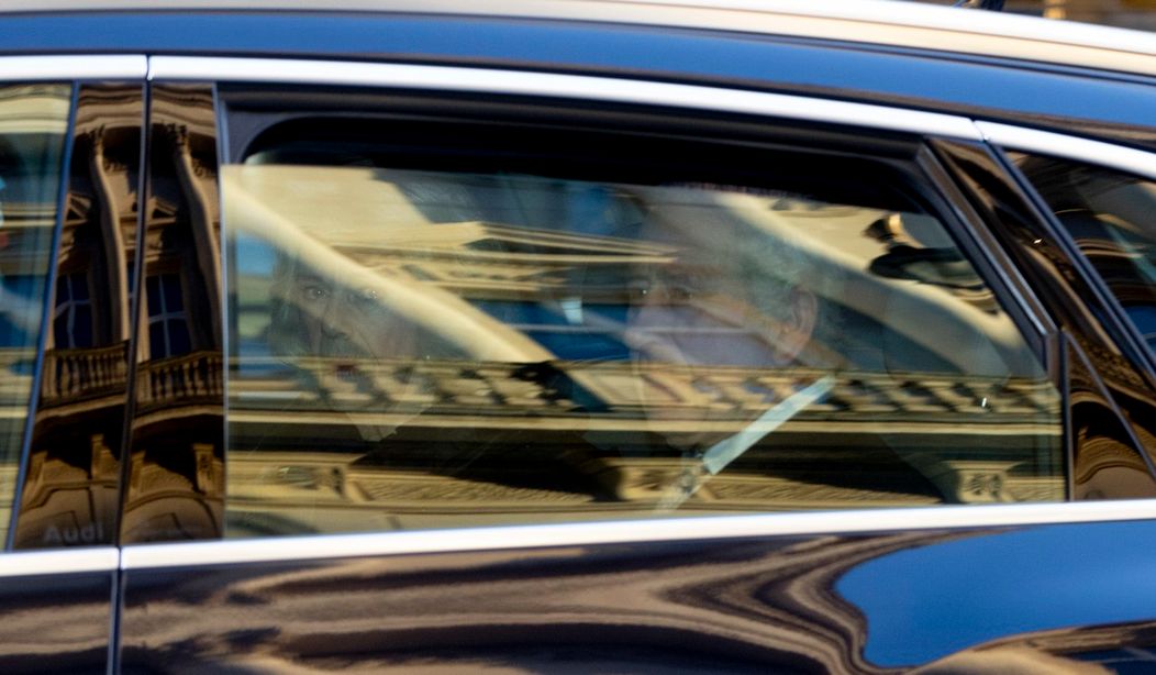 Fotky kráľa Karola III. pred operáciou