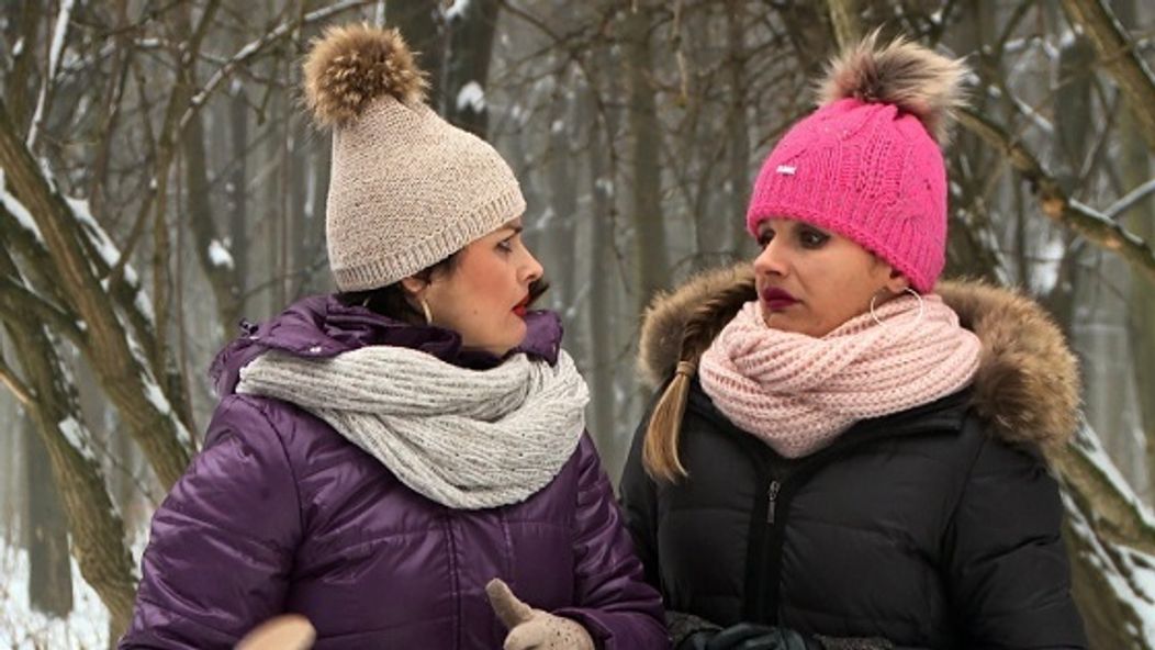 Cuky a Luky stavajú snehuliaka