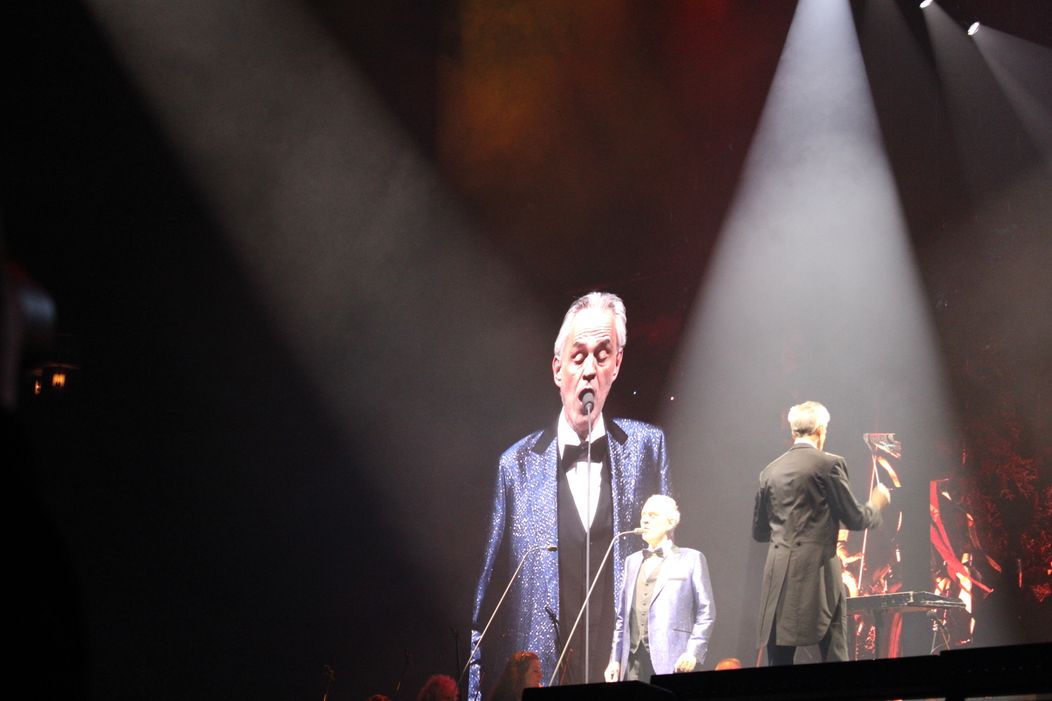 Andrea Bocelli vo vypredanej O2 arene v Prahe