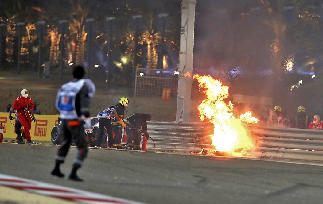 Zničené zvodidlá, do ktorých narazil Romain Grosjean.