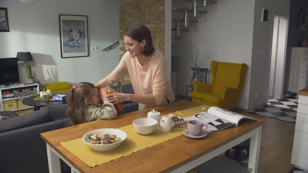 Zdena chce, aby sa svojho džúsu napila aj Mimi.