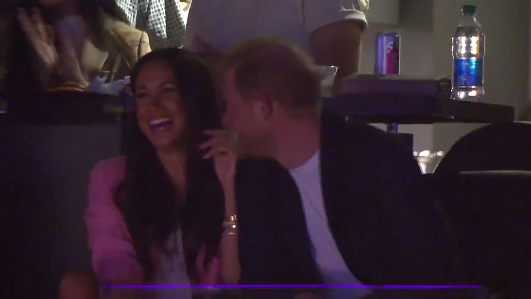 Princ Harry chcel pobozkať Meghan pred zrakmi tisícok ľudí: Odmietla ho