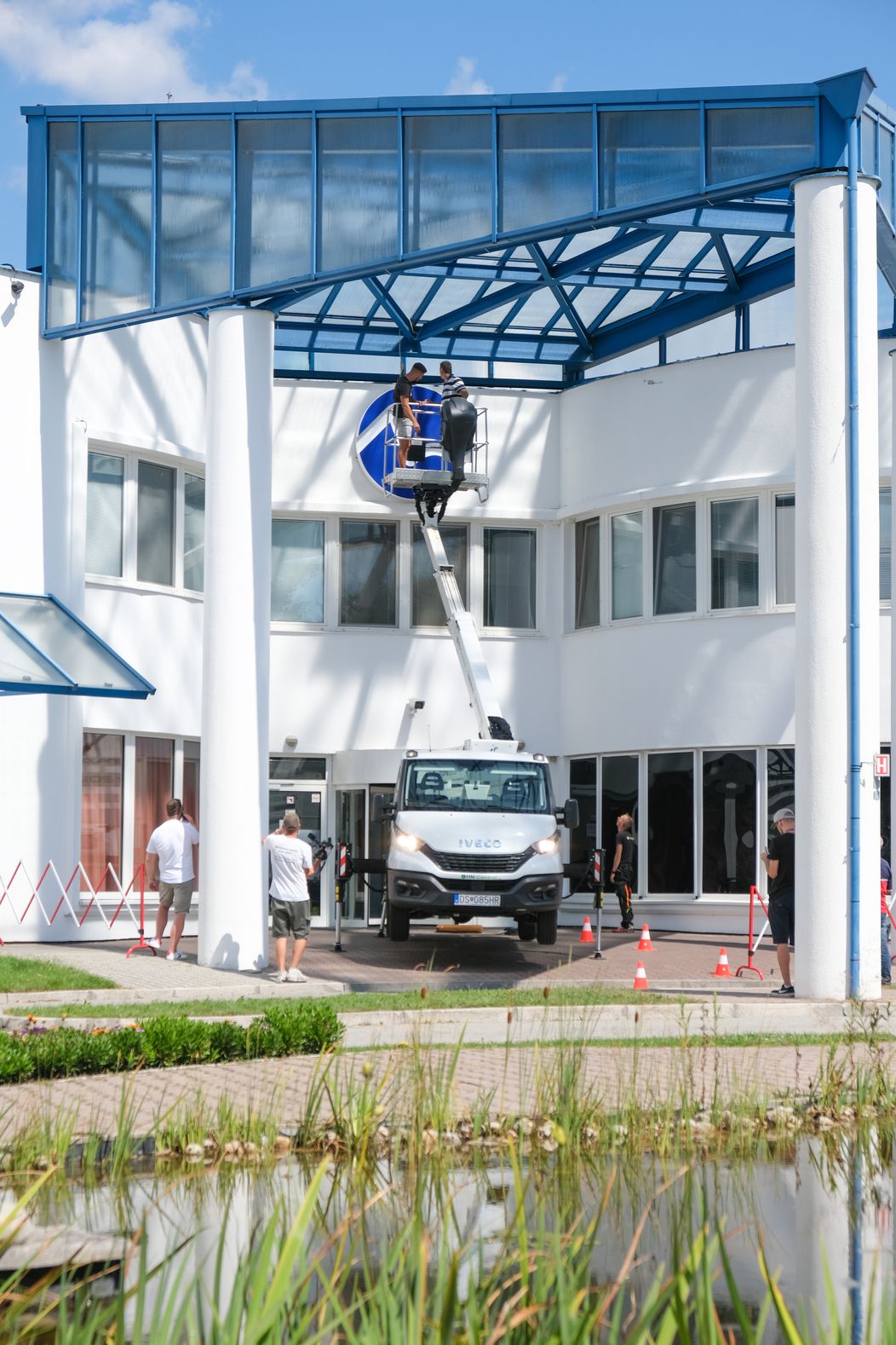 Výmena loga na budove televízia Markíza