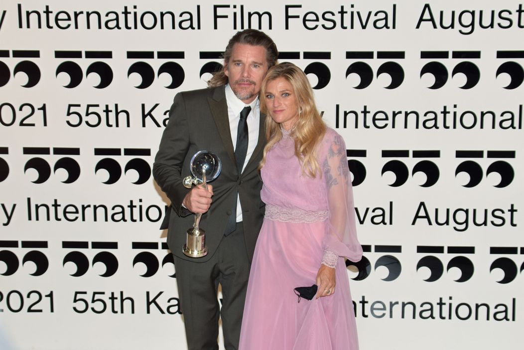 Ethan Hawke s manželkou na záverečnom ceremoniáli 55. ročníka MFF KV
