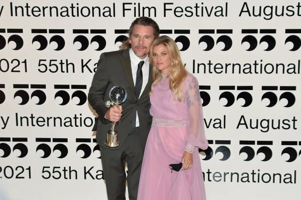 Ethan Hawke s manželkou na záverečnom ceremoniáli 55. ročníka MFF KV