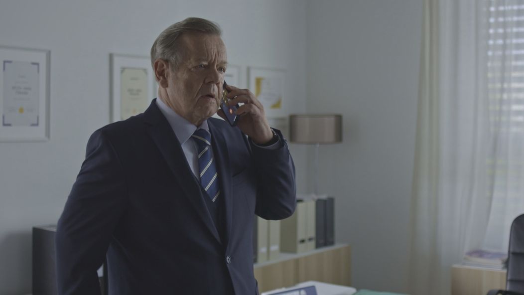 Bednár je, zdá sa, iba bábkou.