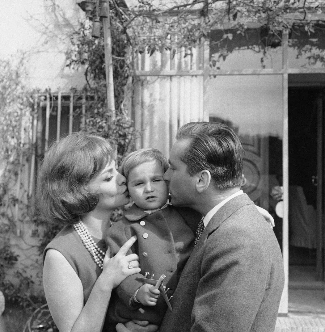 Na snímke Gina Lollobrigida a jej manžel Milko Skofic a ich dvojročný syn Milko Jr.