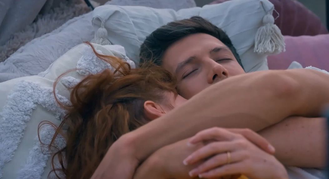 Mary a Jan sa zblížili na rande
