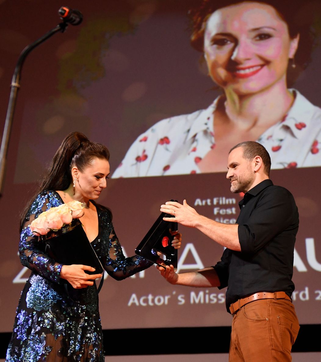 Zuzana Mauréry preberá ocenenie Hercova misia od Jána Jackuliaka