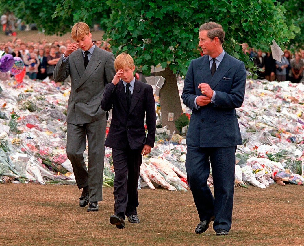 Princ Charles so synmi - princom Williamom (vľavo) a princom harrym (v strede) (5. september 1997)