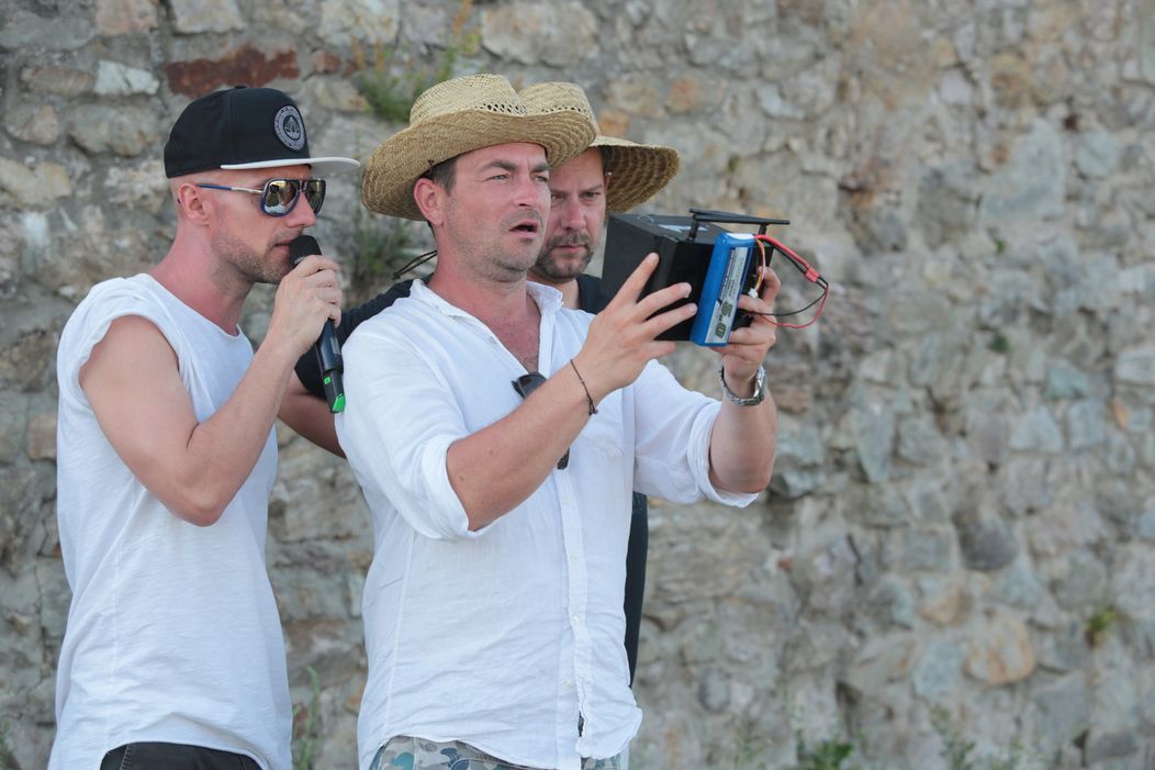 Choreograf Miňo Kereš a režisér Pepe Majeský (úplne napravo)