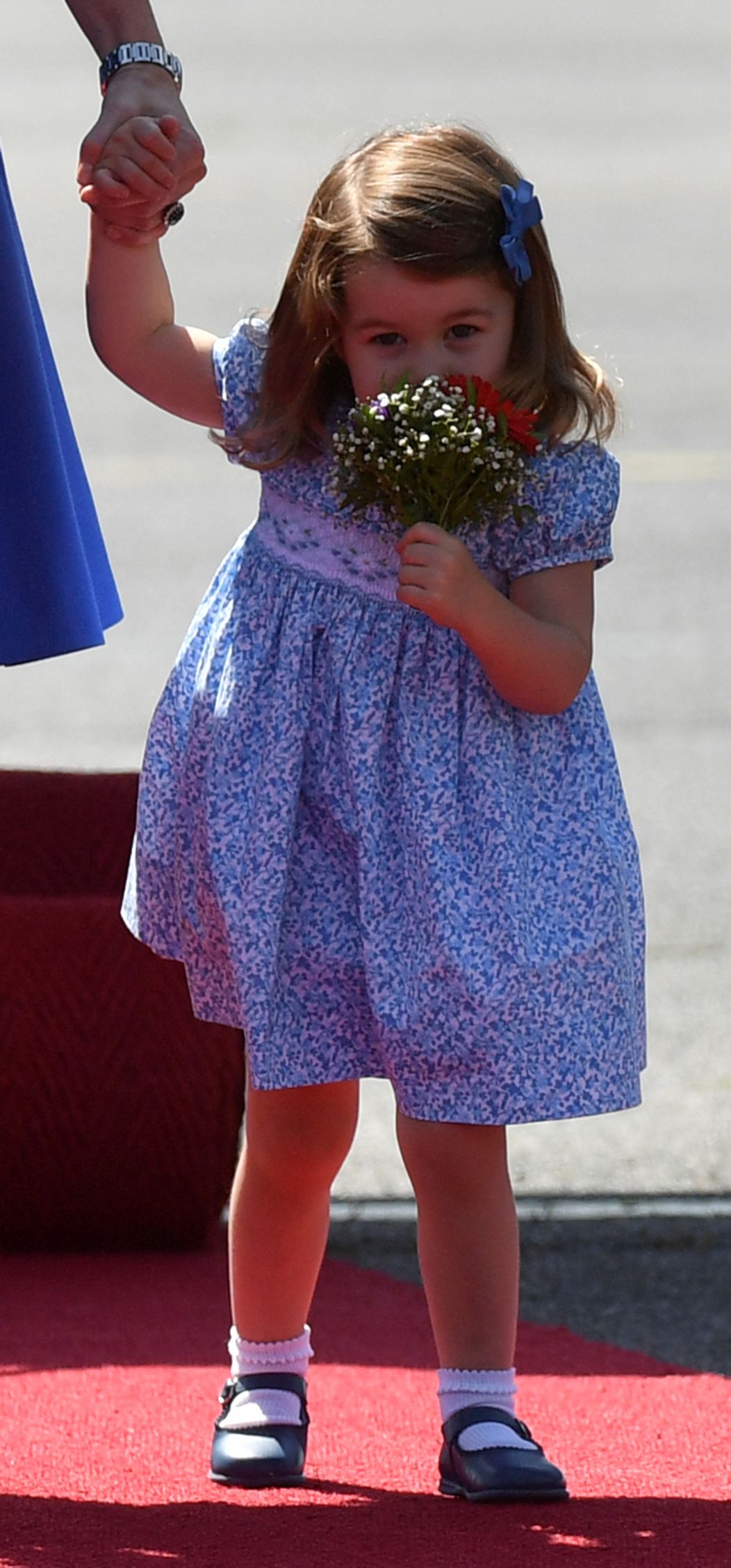 Britská princezná Charlotte vyplazuje jazyk v aute  počas príchodu na svadbu britského princa Harryho s americkou herečkou Megha