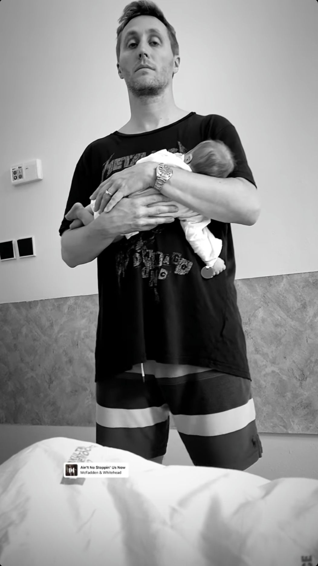 Hrdý dvojnásobný otecko Matej Sajfa Cifra