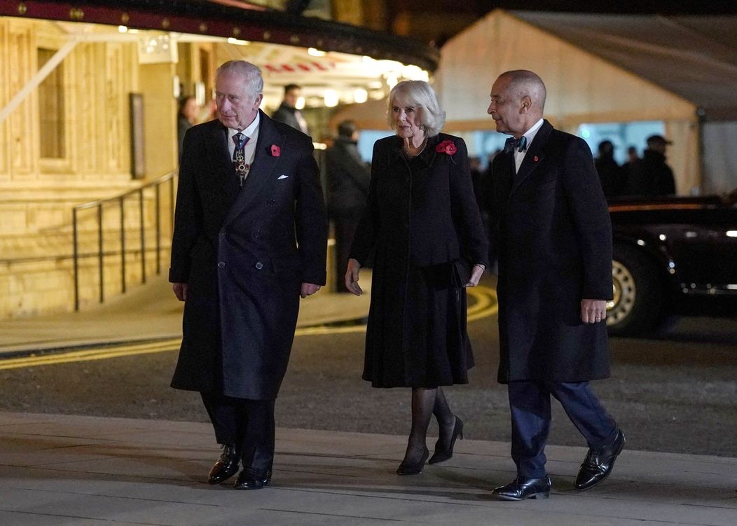 Britský kráľ Karol III. odhalil sochy svojich rodičov - zosnulej kráľovnej Alžbety II. a zosnulého princa Philipa - na vstupnom priečelí londýnskej Royal Albert Hall