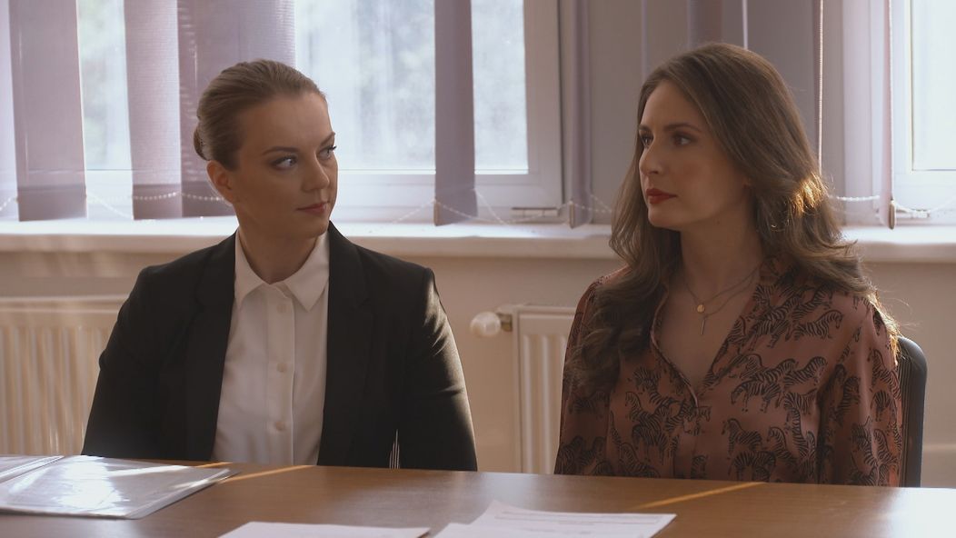 Gréta a Noro na rozvodovom pojednávaní.