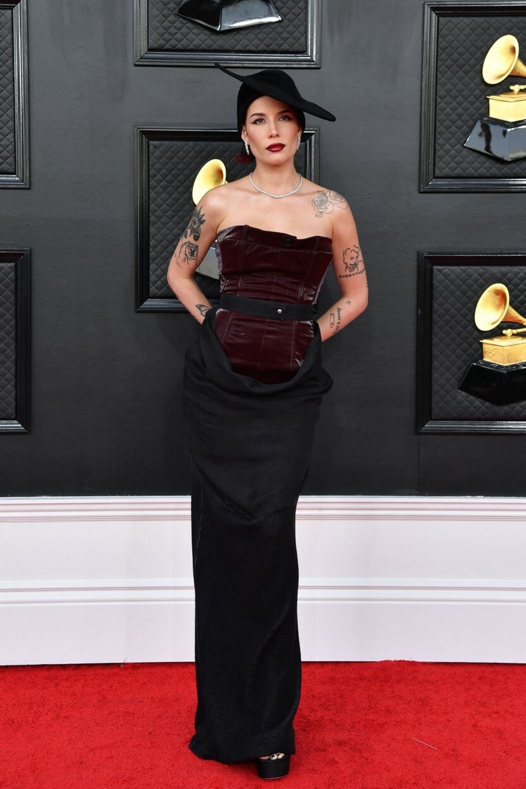 Halsey na 64. ročníku udeľovania hudobných cien Grammy v Las Vegas