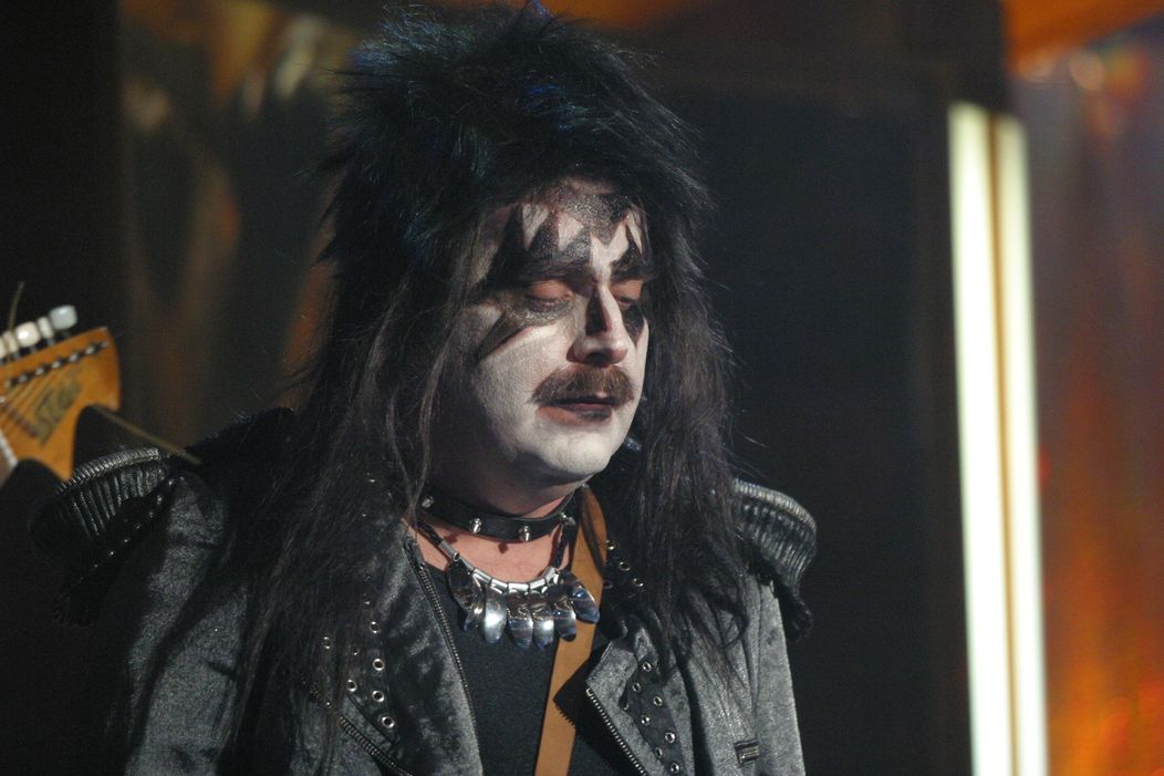 Pater Marcin ako Gene Simmons